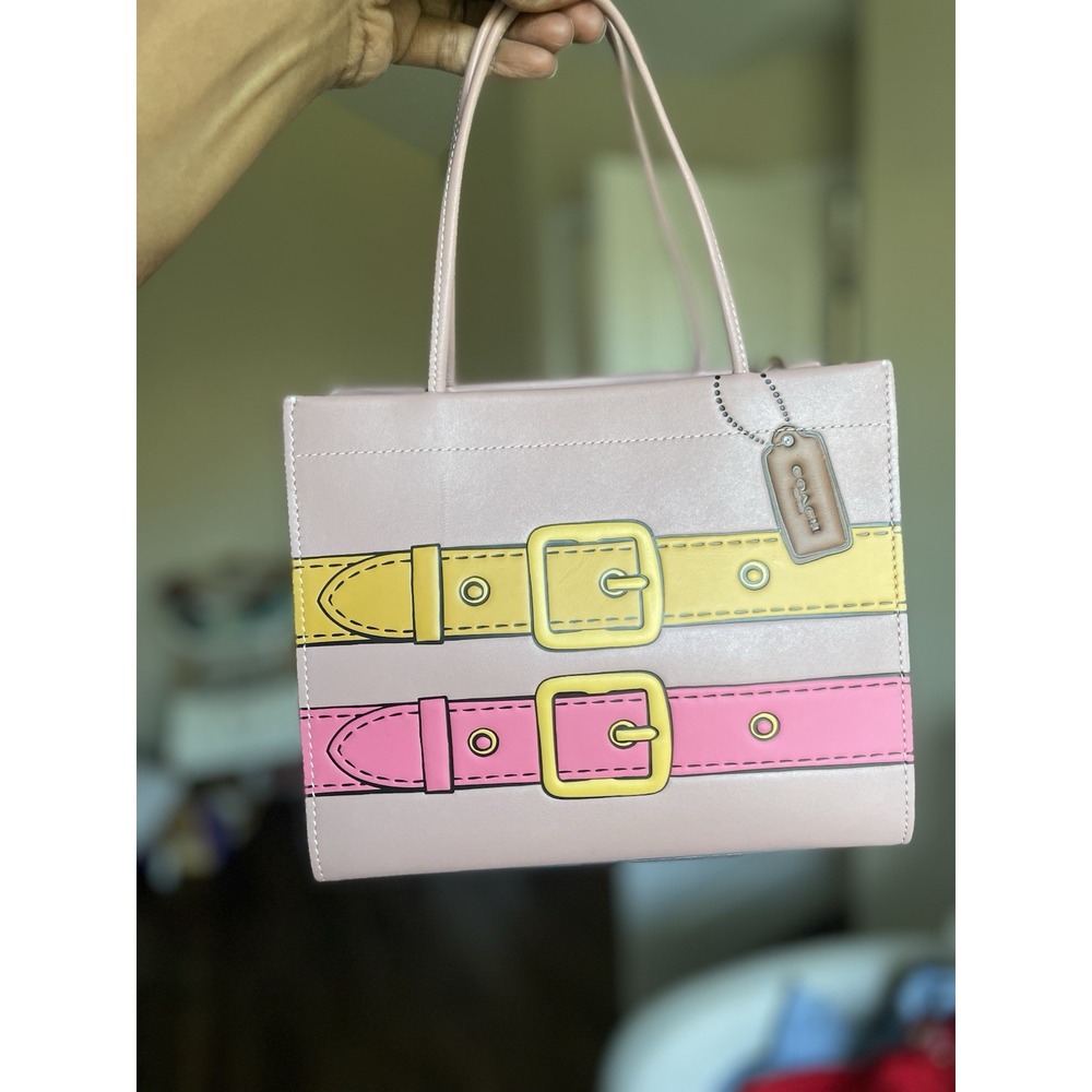 NWT Coach Cashin Carry 22 With Trompe L'oeil Print Brass/Light Blush Multi - Picture 2 of 3